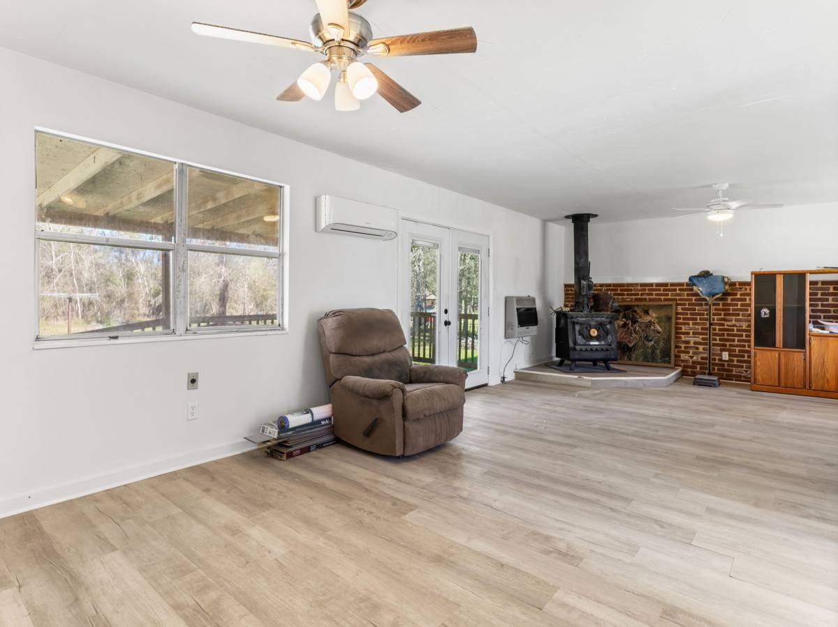 Apartment for rent at 5519 Kincer Rd, Damon, TX 77430