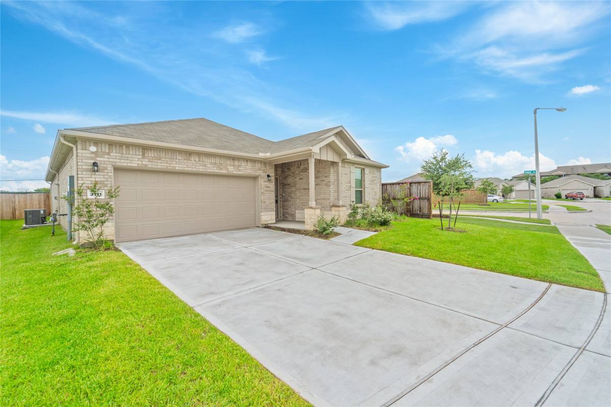 Apartment for rent at 3111 Freiberger Lane, Alvin, TX 77511