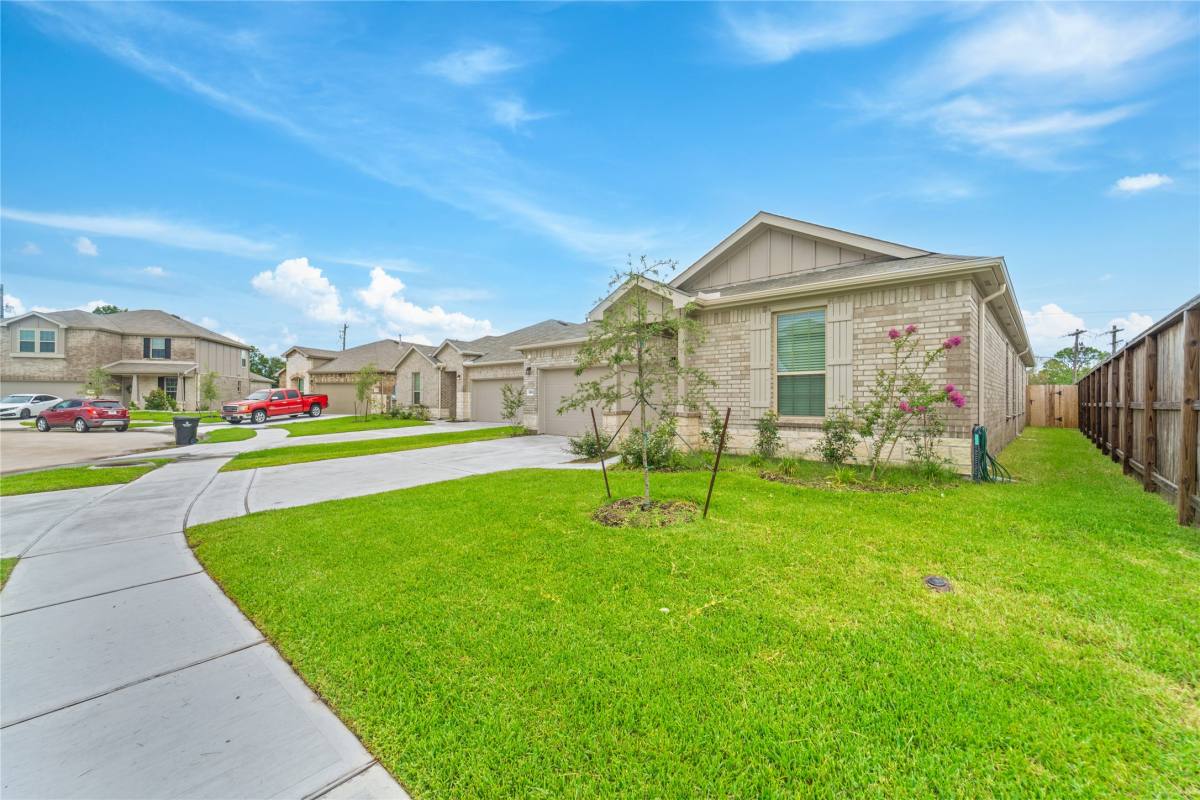 Apartment for rent at 3111 Freiberger Lane, Alvin, TX 77511