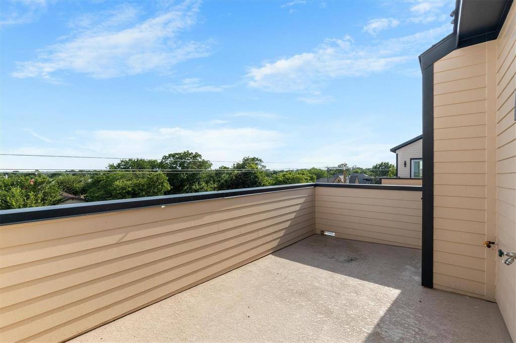 Townhouse for rent at 727 W 10th St #108, Dallas, TX 75208