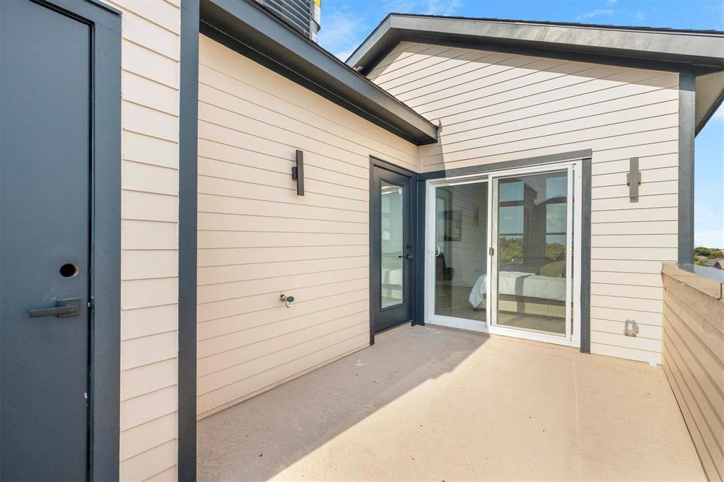 Townhouse for rent at 727 W 10th St #108, Dallas, TX 75208