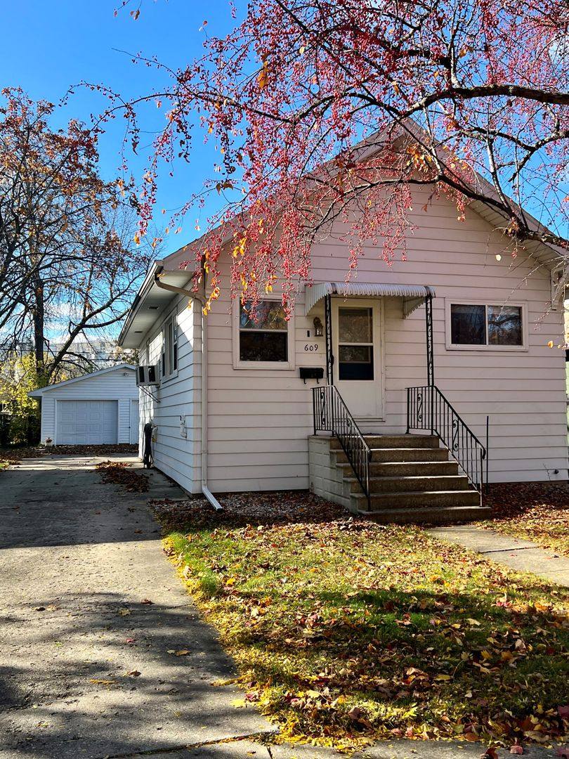 House for rent at 609 Maple St, Neenah, WI 54956