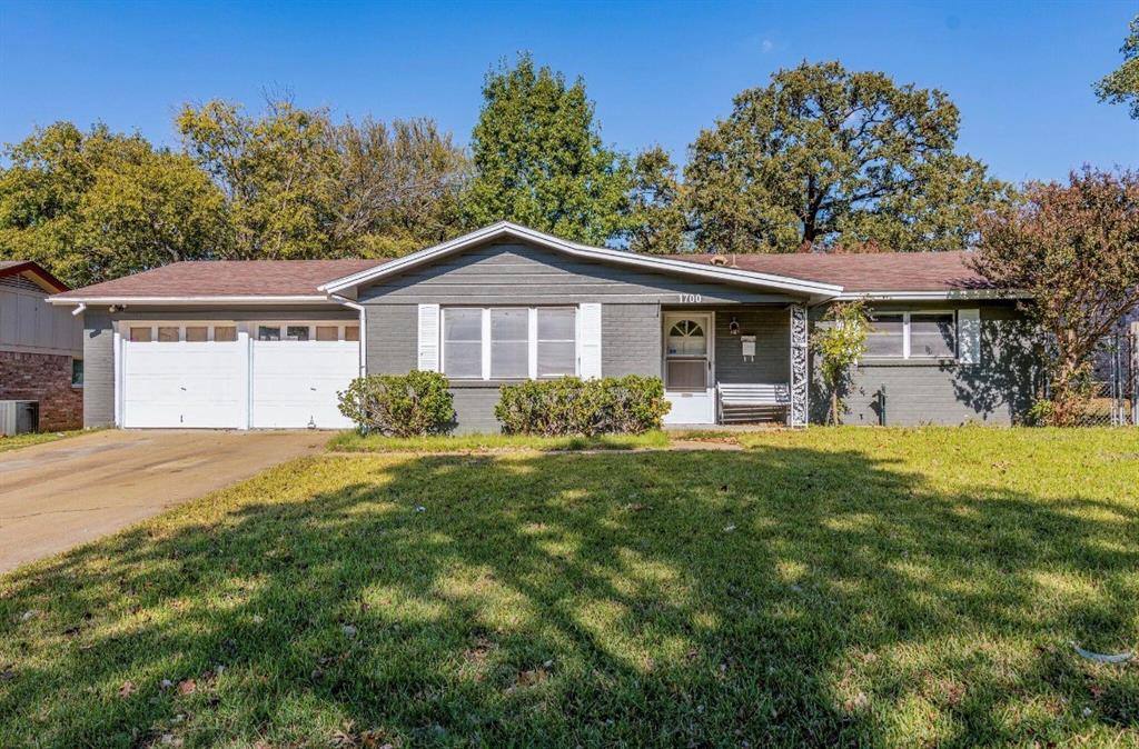 Apartment for rent at 1700 Sagebrush Trail, Euless, TX 76040