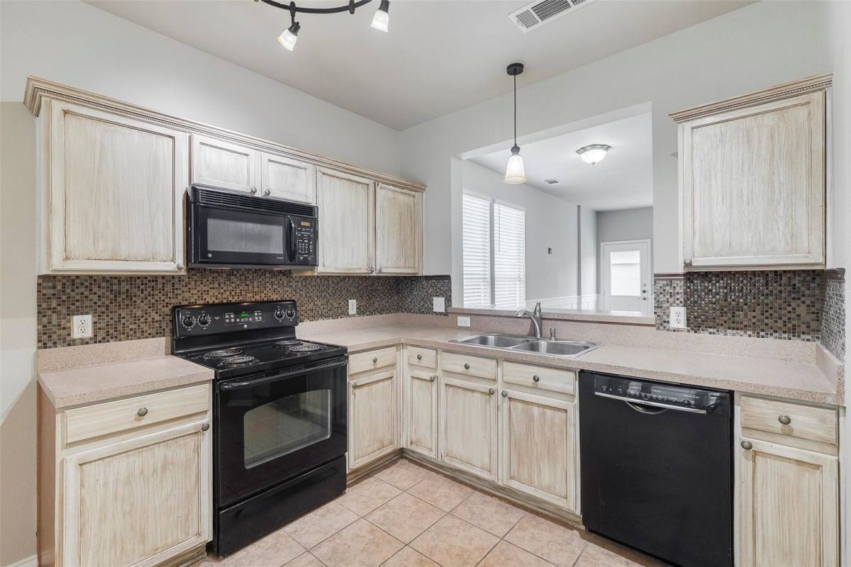 Townhouse for rent at 10652 Astor Dr, Keller, TX 76244