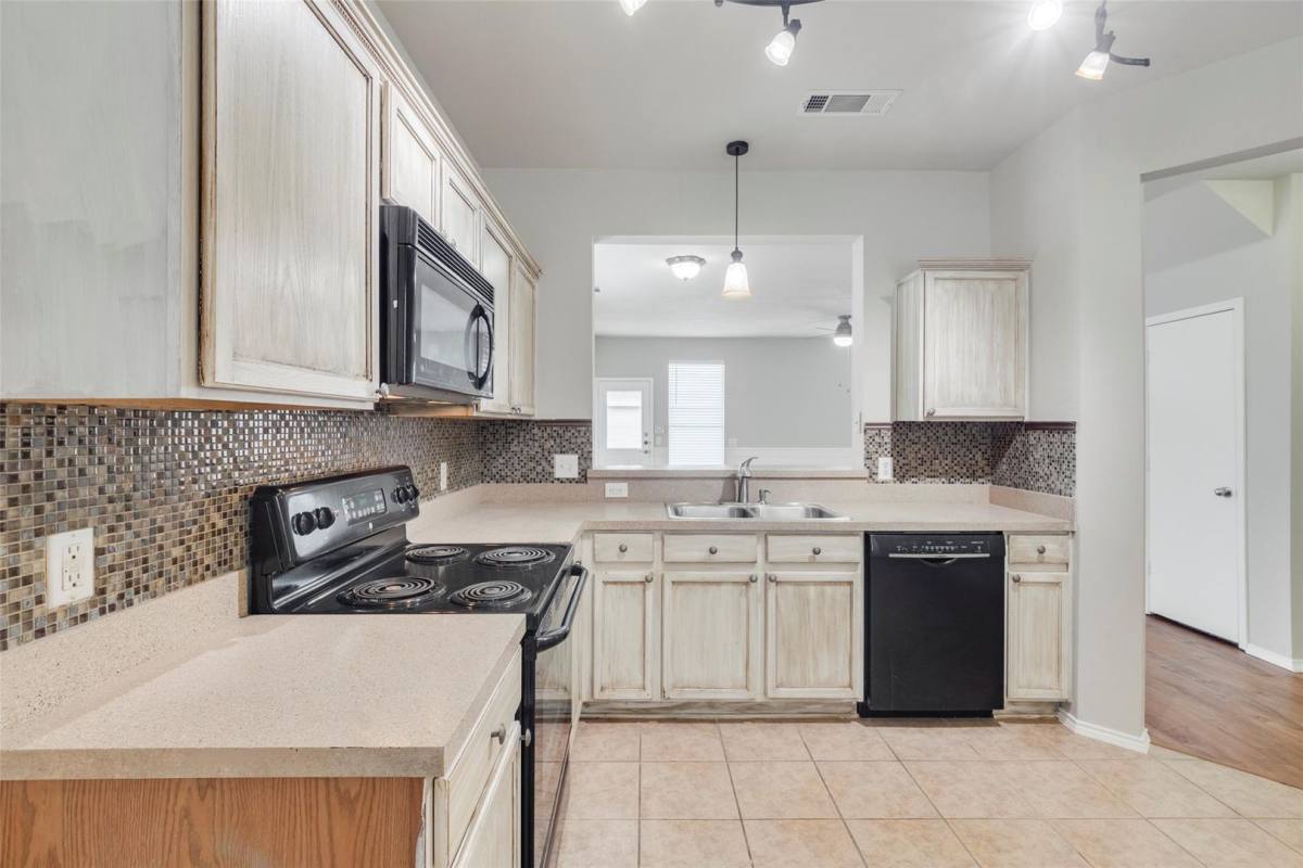 Townhouse for rent at 10652 Astor Dr, Keller, TX 76244