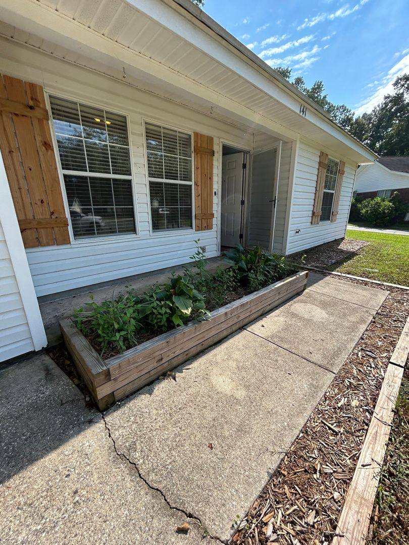 House for rent at 141 Oakwood Dr, Springfield, GA 31329