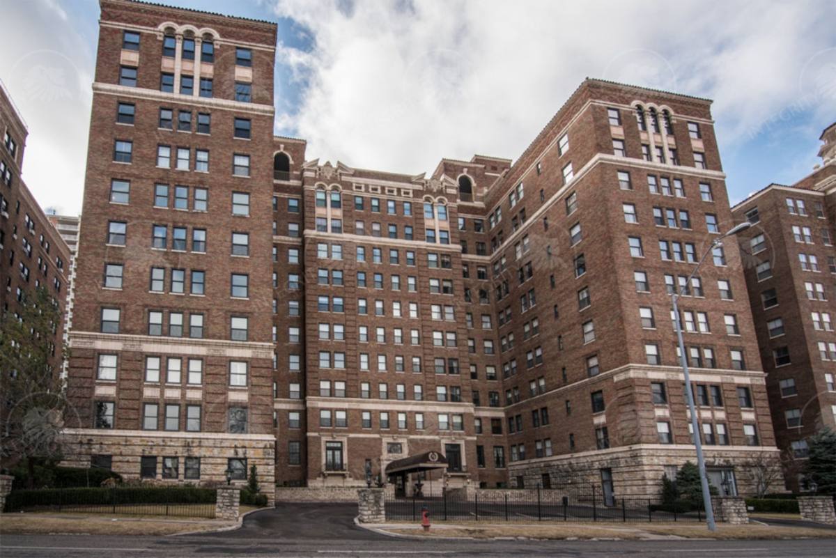 Apartment for rent at 229 Ward Parkway, Kansas City, MO 64112