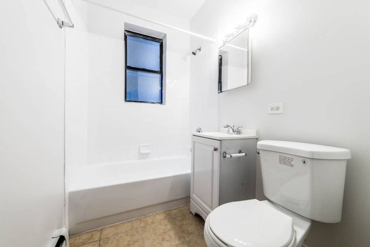 Apartment for rent at 5100-04 W Madison St, Chicago, IL 60644