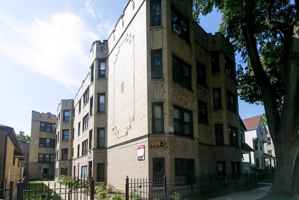 1911 Larchmont, Chicago, IL 60613