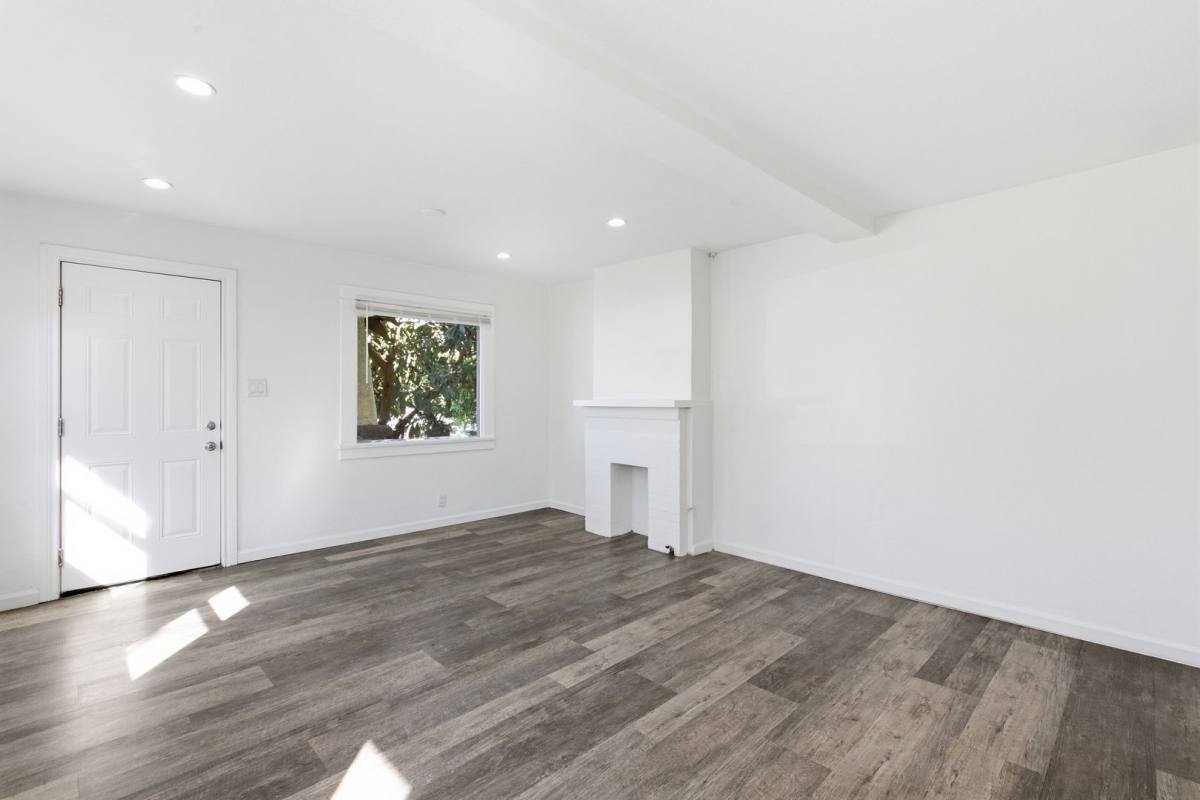 Apartment for rent at 350 E 60th St, Los Angeles, CA 90003