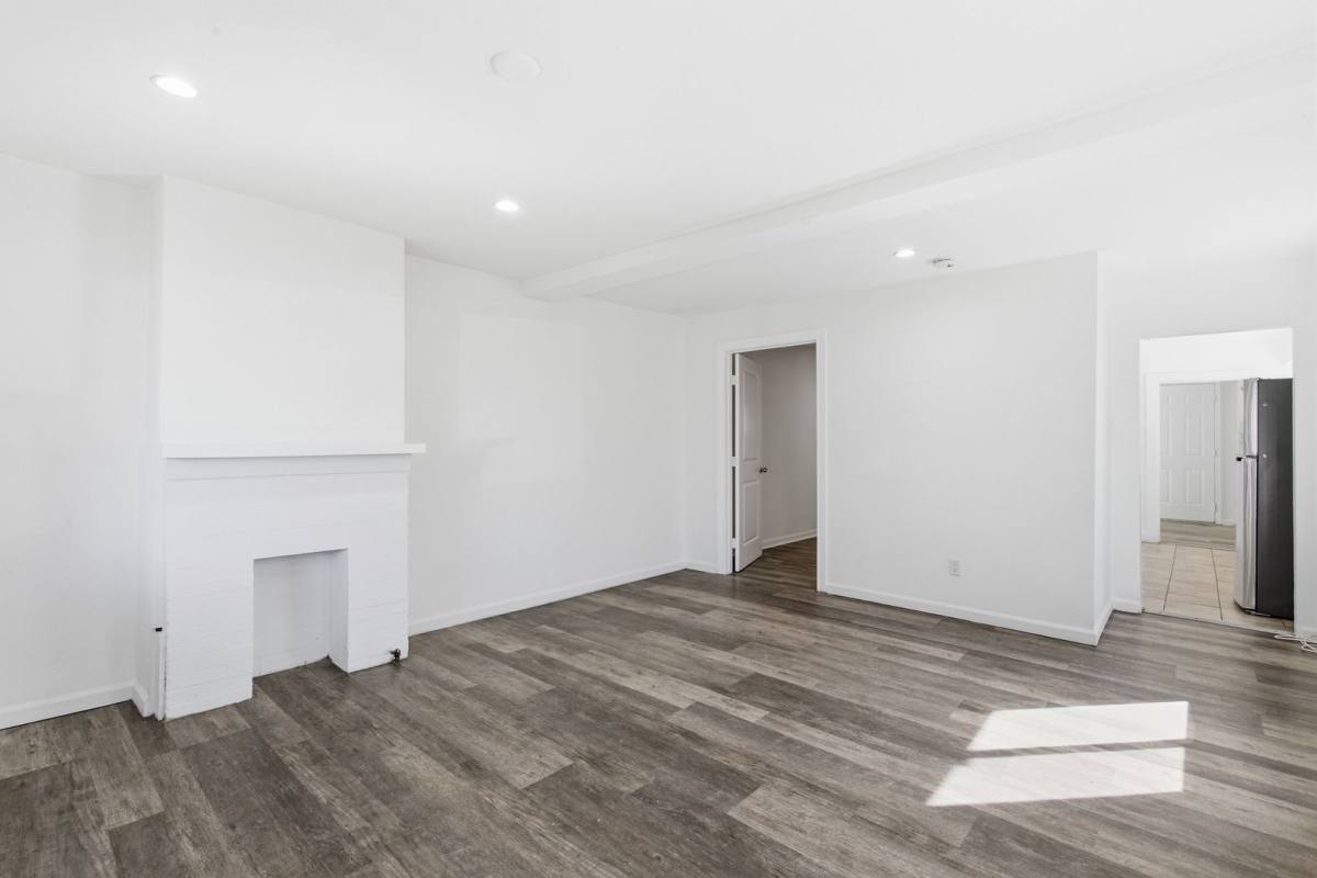 Apartment for rent at 350 E 60th St, Los Angeles, CA 90003