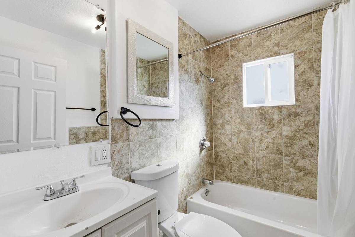Apartment for rent at 350 E 60th St, Los Angeles, CA 90003