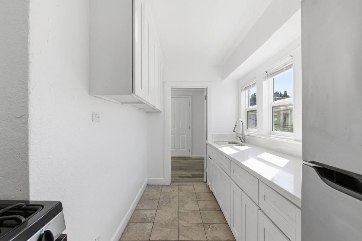 Apartment for rent at 350 E 60th St, Los Angeles, CA 90003