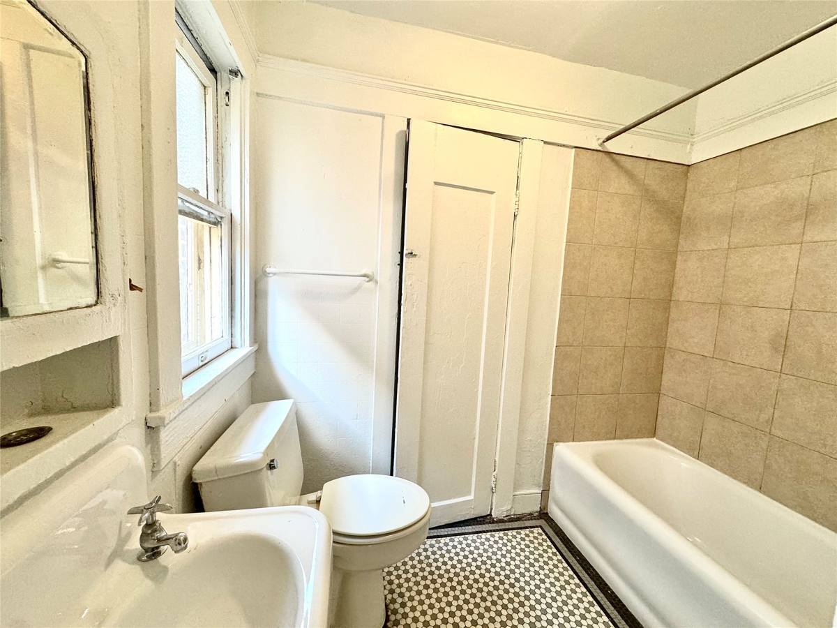 Apartment for rent at 1711 W Main St #2, Houston, TX 77098