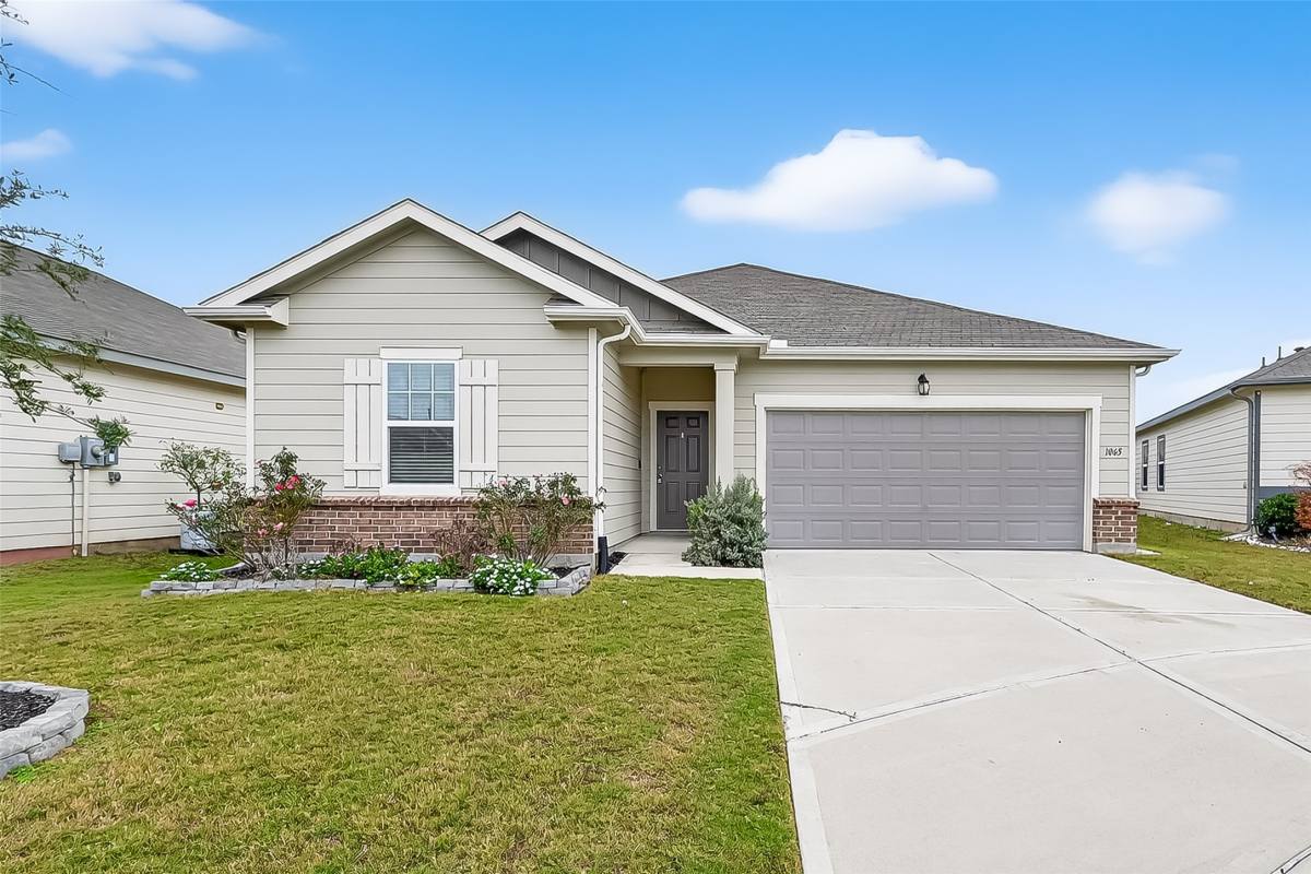 Apartment for rent at 1065 Long Bay Court, Brookshire, TX 77423