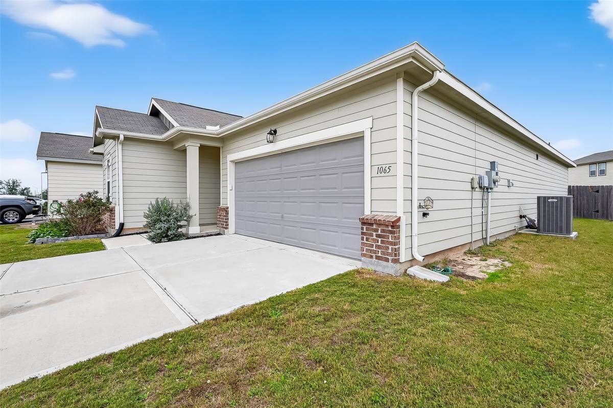 Apartment for rent at 1065 Long Bay Court, Brookshire, TX 77423