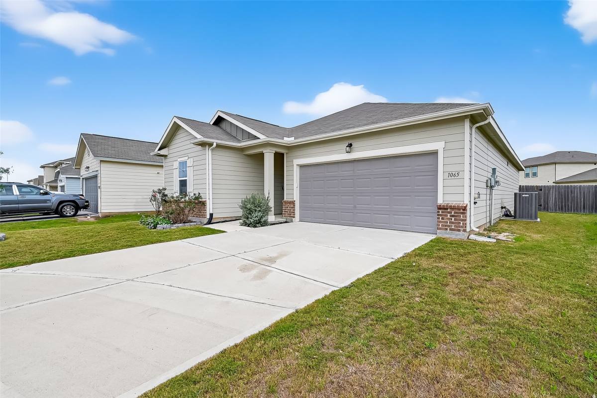 Apartment for rent at 1065 Long Bay Court, Brookshire, TX 77423