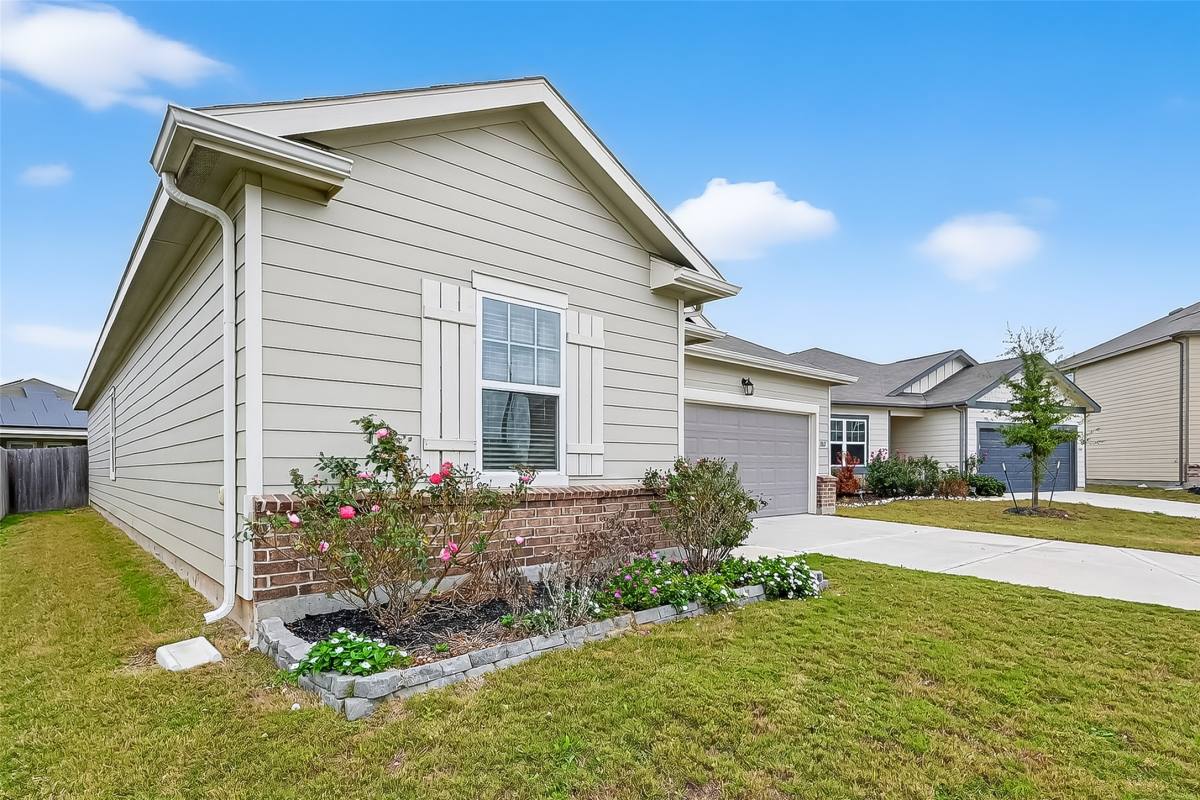 Apartment for rent at 1065 Long Bay Court, Brookshire, TX 77423