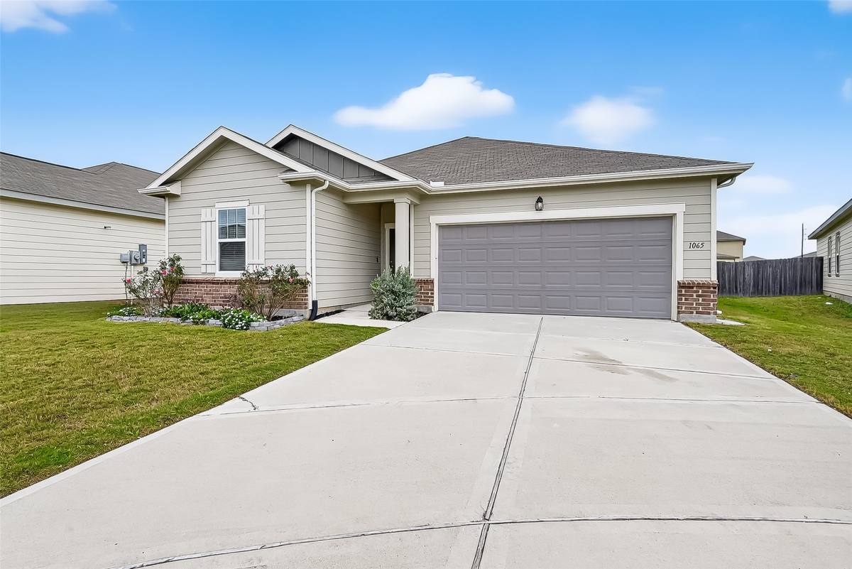 Apartment for rent at 1065 Long Bay Court, Brookshire, TX 77423