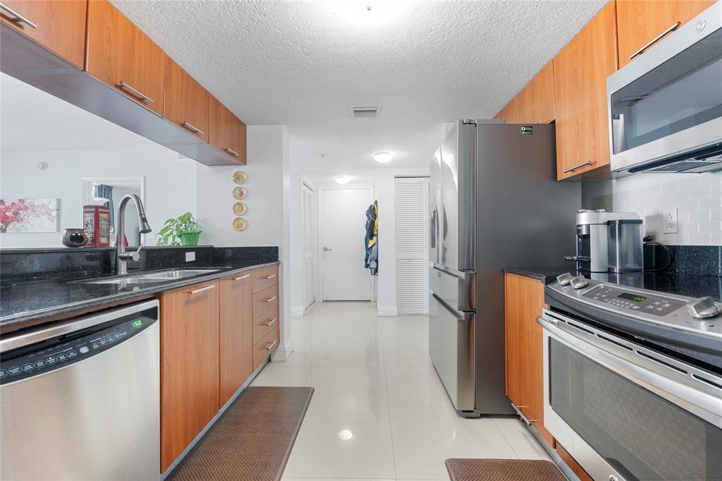 Apartment for rent at 1800 N Bayshore Dr #2402, Miami, FL 33132
