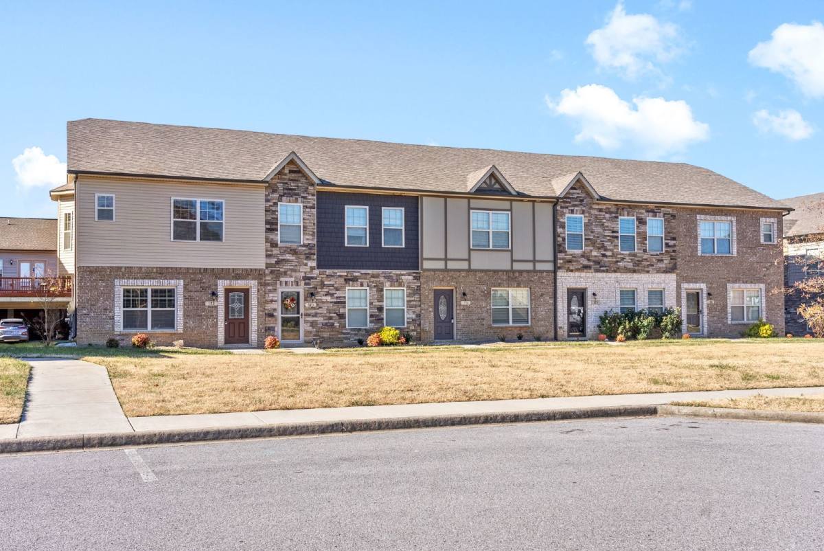 Townhouse for rent at 172 Dundee Dr, Clarksville, TN 37043