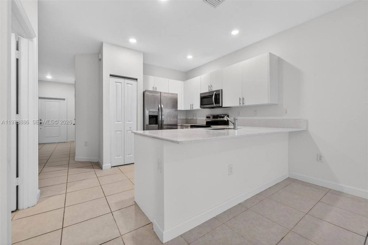 2662 SE 10th St, Homestead, FL 33035 - Townhouse For Rent - Image 4