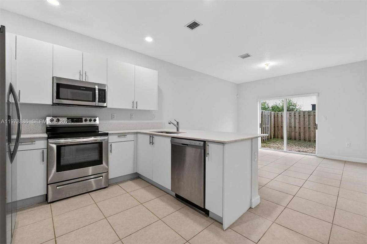 2662 SE 10th St, Homestead, FL 33035 - Townhouse For Rent - Image 2