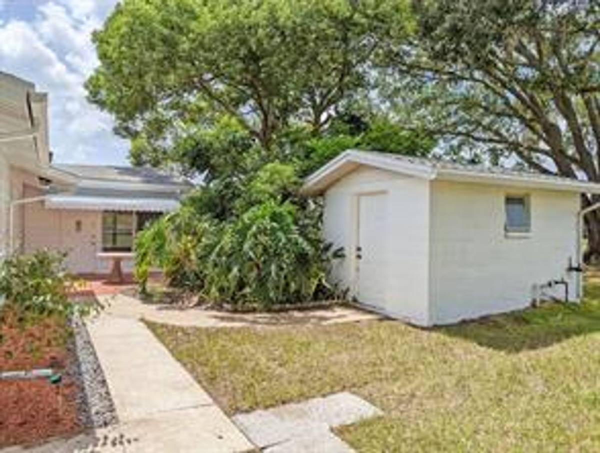 House for rent at 18110 Dorman Rd, Lithia, FL 33547