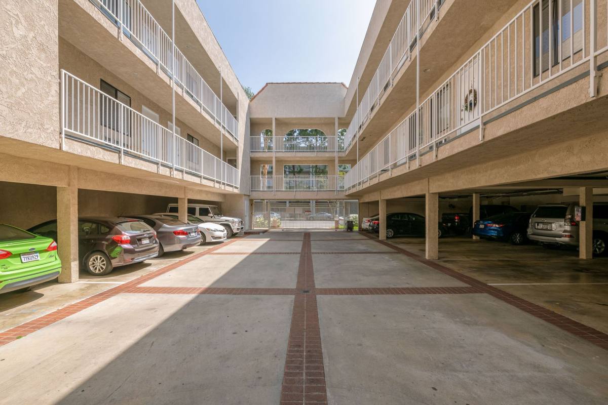 Apartment for rent at 1535 N Kenmore Ave, Los Angeles, CA 90027