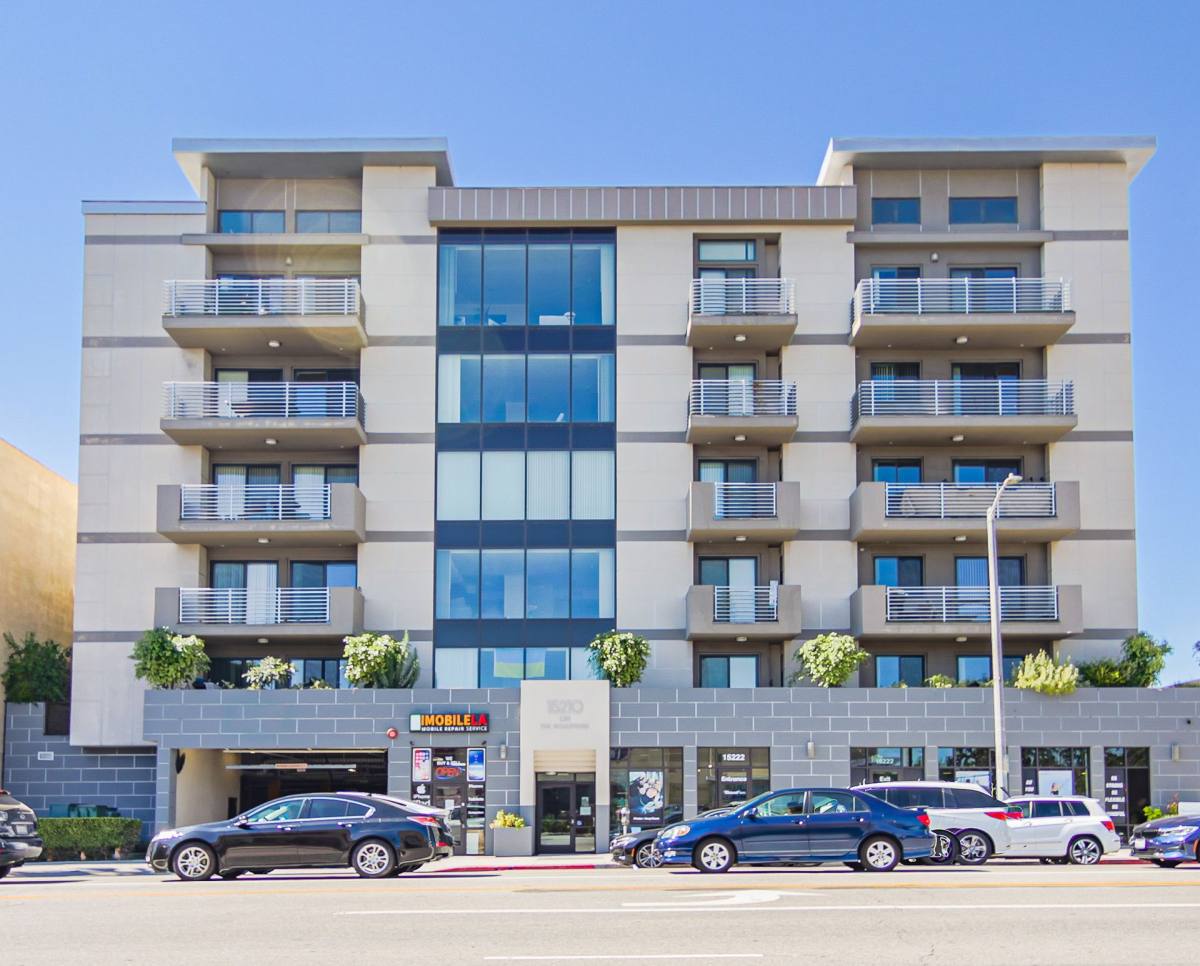 Apartment for rent at 15210 Ventura Blvd, Sherman Oaks, CA 91403
