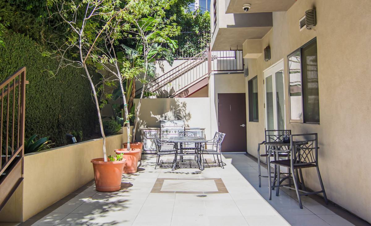 Apartment for rent at 15210 Ventura Blvd, Sherman Oaks, CA 91403