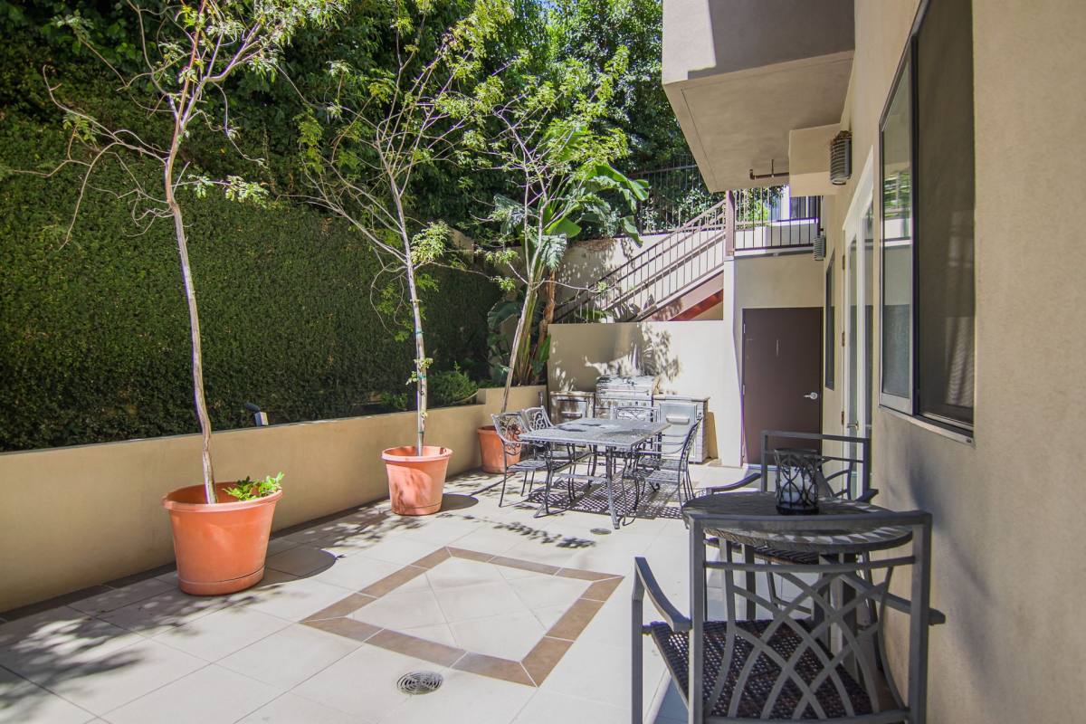 Apartment for rent at 15210 Ventura Blvd, Sherman Oaks, CA 91403