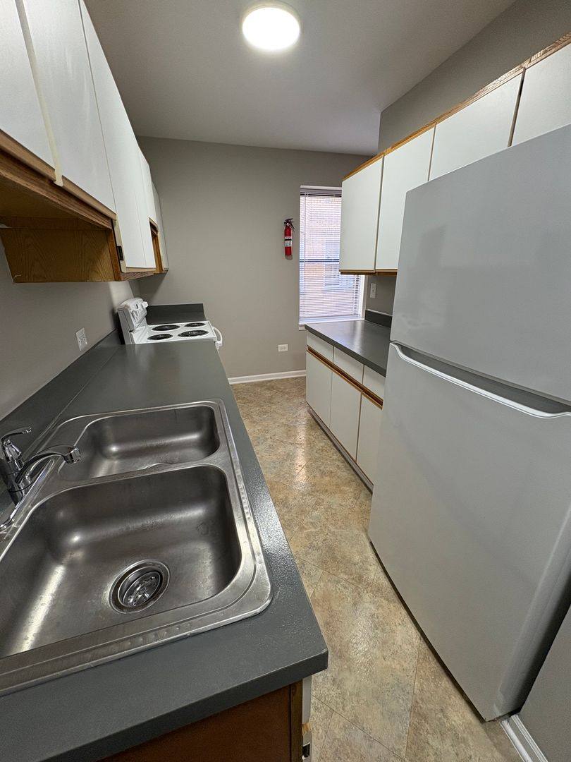 Apartment for rent at 327 N Pine, Chicago, IL 60644