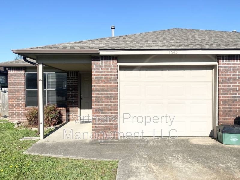 Apartment for rent at 1659 N Dawn Dr #1, Fayetteville, AR 72703