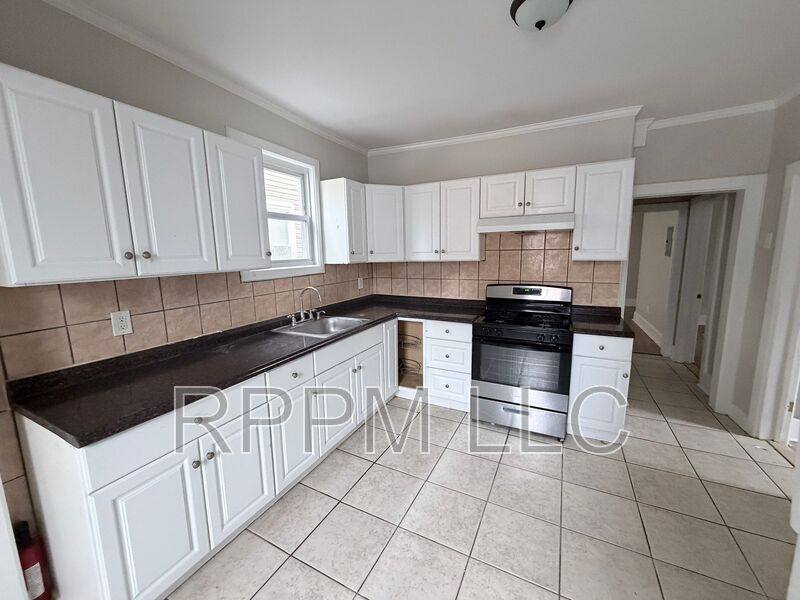 Apartment for rent at 106 N 16th St #1, East Orange, NJ 07017