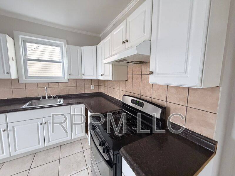 Apartment for rent at 106 N 16th St #1, East Orange, NJ 07017
