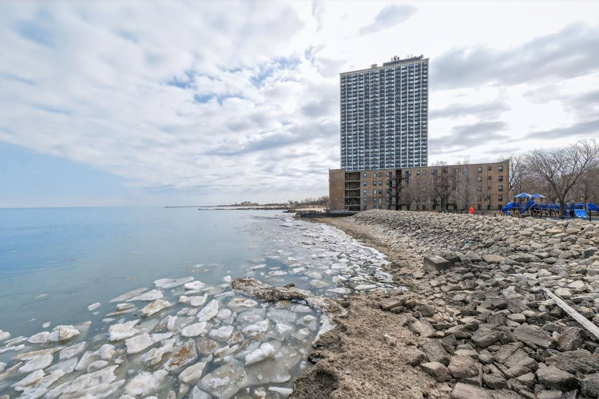 Condo for rent at 7337 S Shore Dr, Chicago, IL 60649