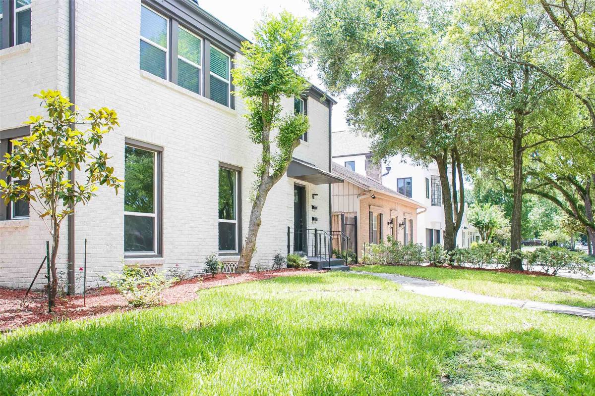 Apartment for rent at 2301 Albans Rd, Houston, TX 77005