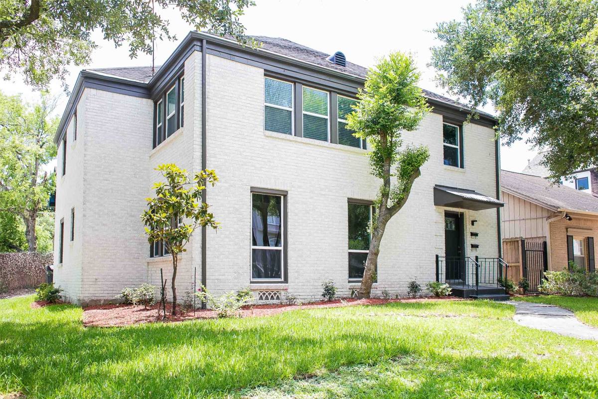 Apartment for rent at 2301 Albans Rd, Houston, TX 77005