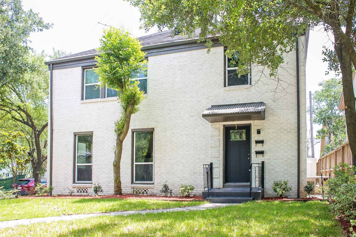 Apartment for rent at 2301 Albans Rd, Houston, TX 77005