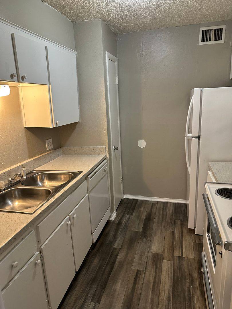 Apartment for rent at 5270 S Lewis Ave, Tulsa, OK 74105
