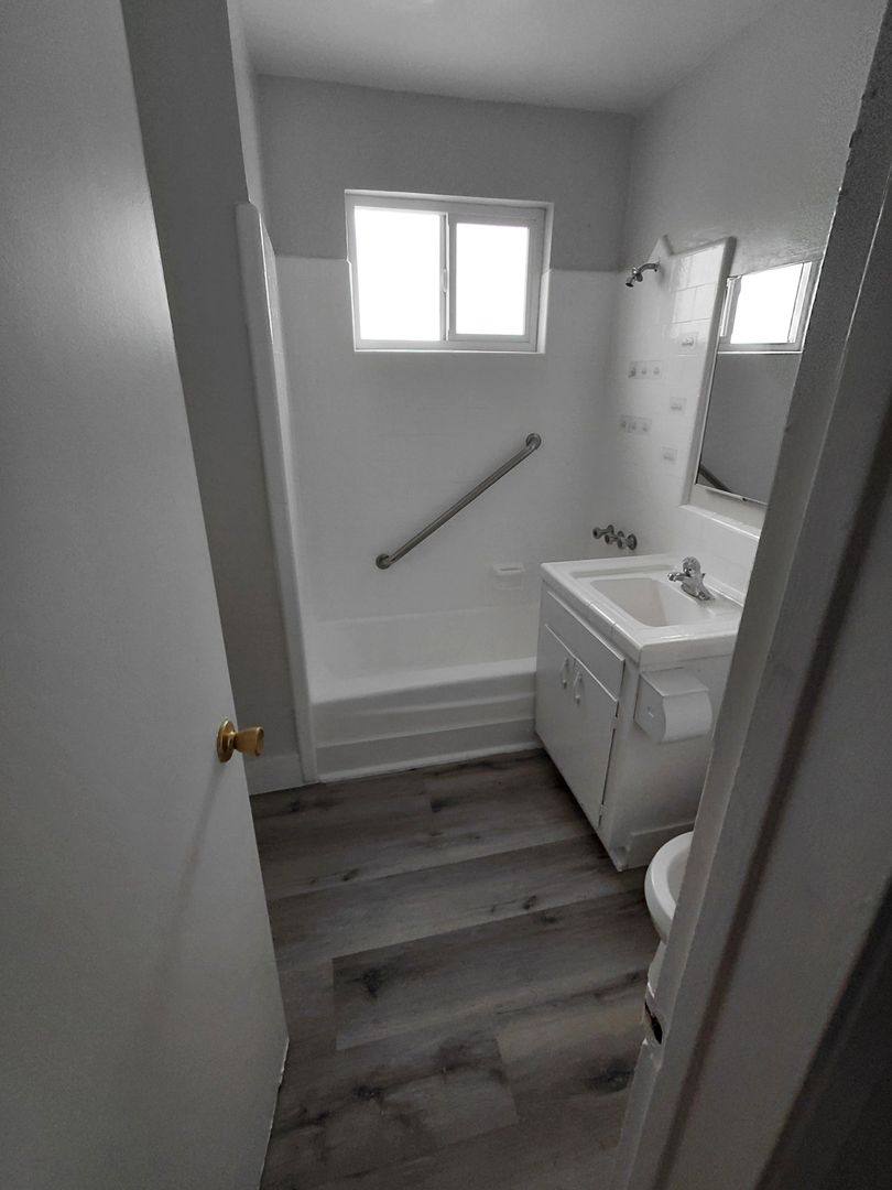 Apartment for rent at 138 E 88th St, Los Angeles, CA 90003