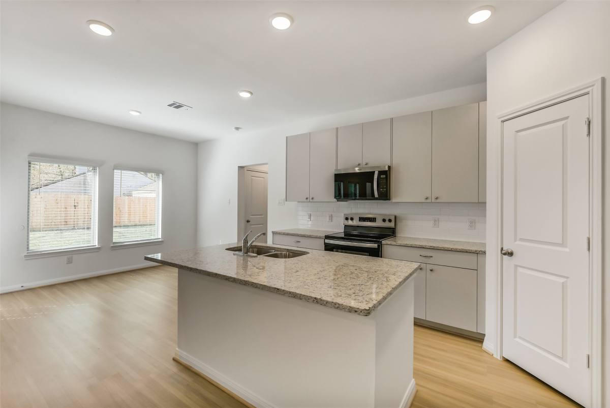 Apartment for rent at 11927 Pondwood Dr, Cypress, TX 77429
