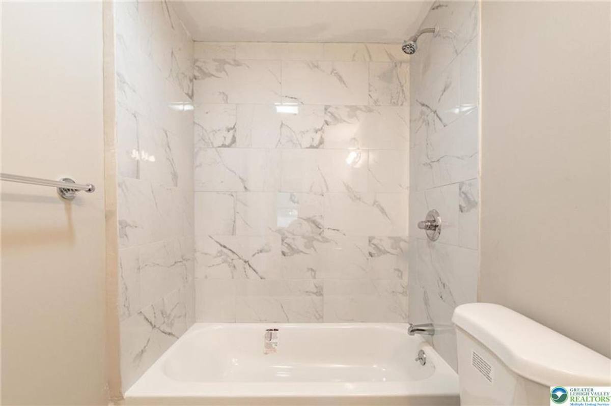 Apartment for rent at 1240 Pembroke Rd, Bethlehem, PA 18017