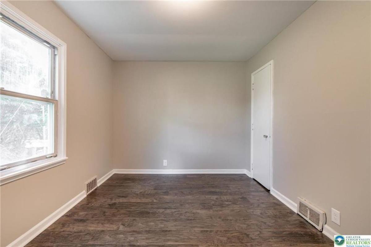 Apartment for rent at 1240 Pembroke Rd, Bethlehem, PA 18017