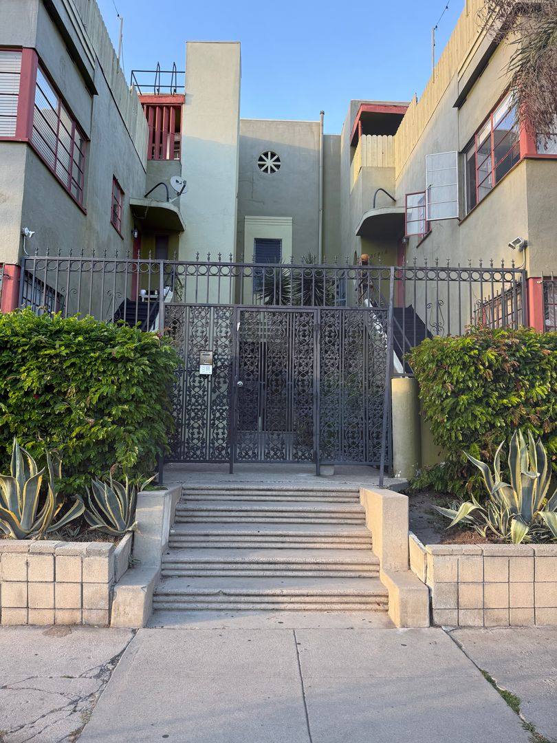 Apartment for rent at 3781-3789 1 2 W, Los Angeles, CA 90019