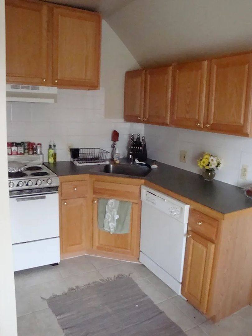 Apartment for rent at 811 Washtenaw Rd, Ypsilanti, MI 48197