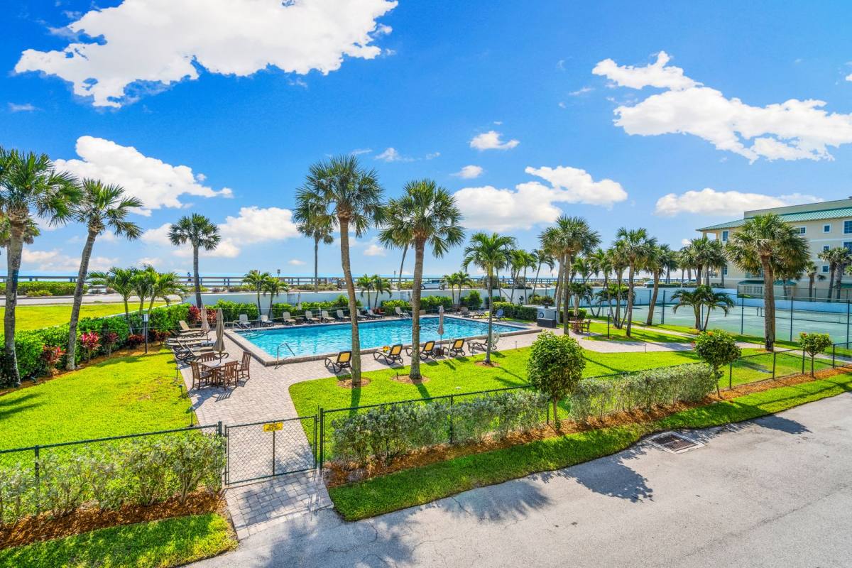 Apartment for rent at 4141 Ocean Dr, Vero Beach, FL 32963