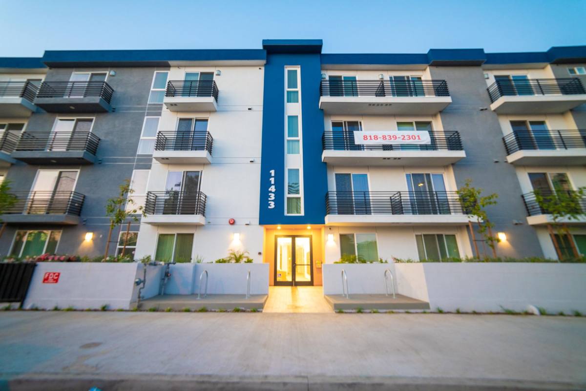 Apartment for rent at 11433 Albers St, North Hollywood, CA 91601