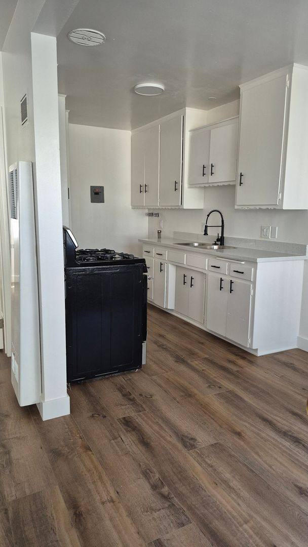 Apartment for rent at 10300-10304 La Reina Ave, Downey, CA 90241
